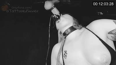 Ilus tüdruk perfektsete tissidega gloryhole juures